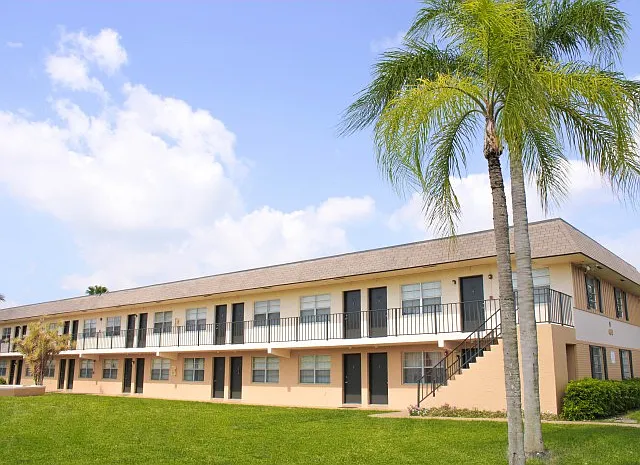 Pompano Palms Apartments — Photo 3