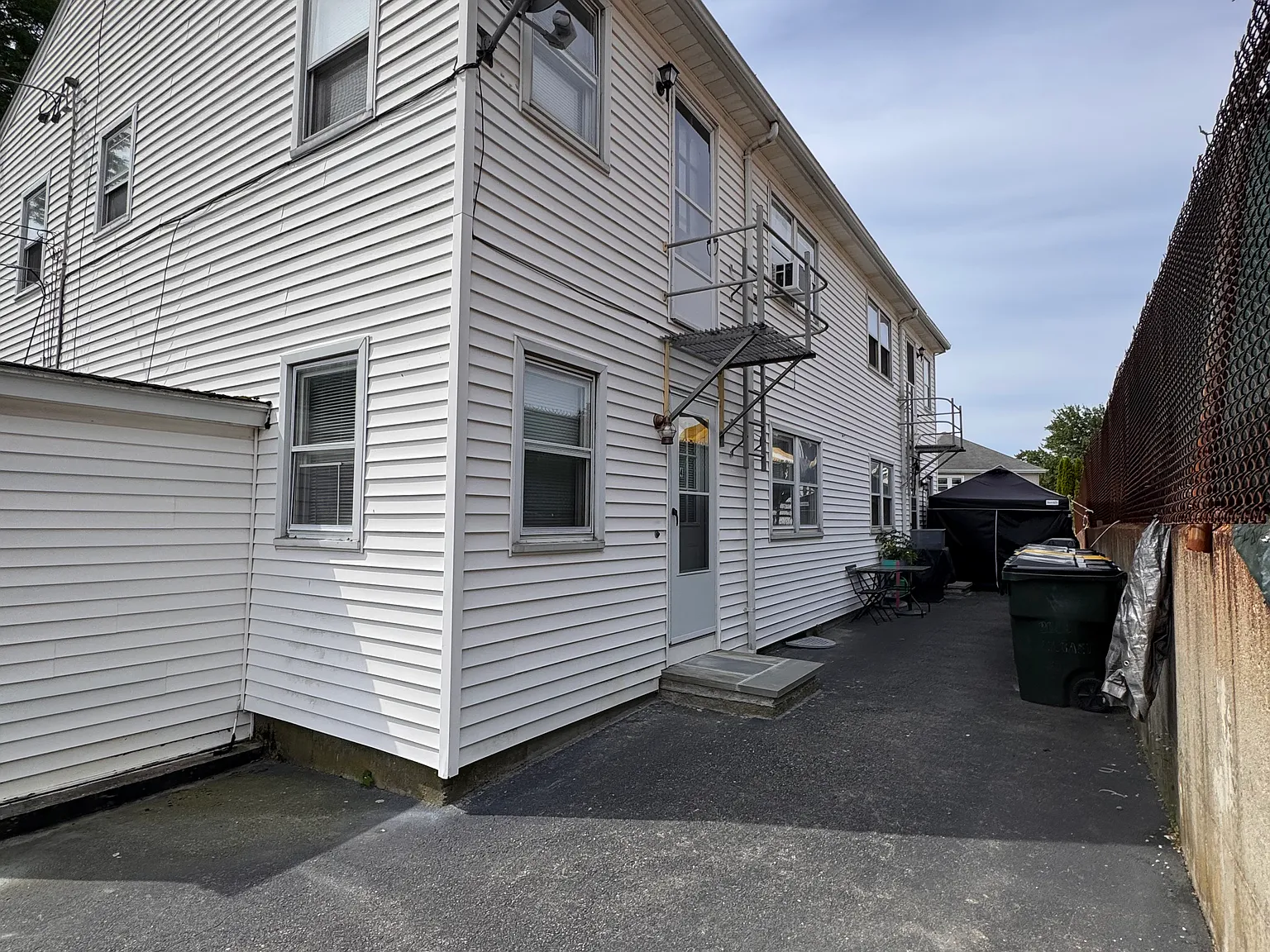 2 bed, 740 sqft, $1,900 — Photo 2