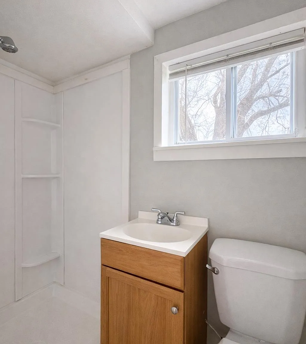 3 bed, 1.0 bath, 712 sqft, $1,800 — Photo 4