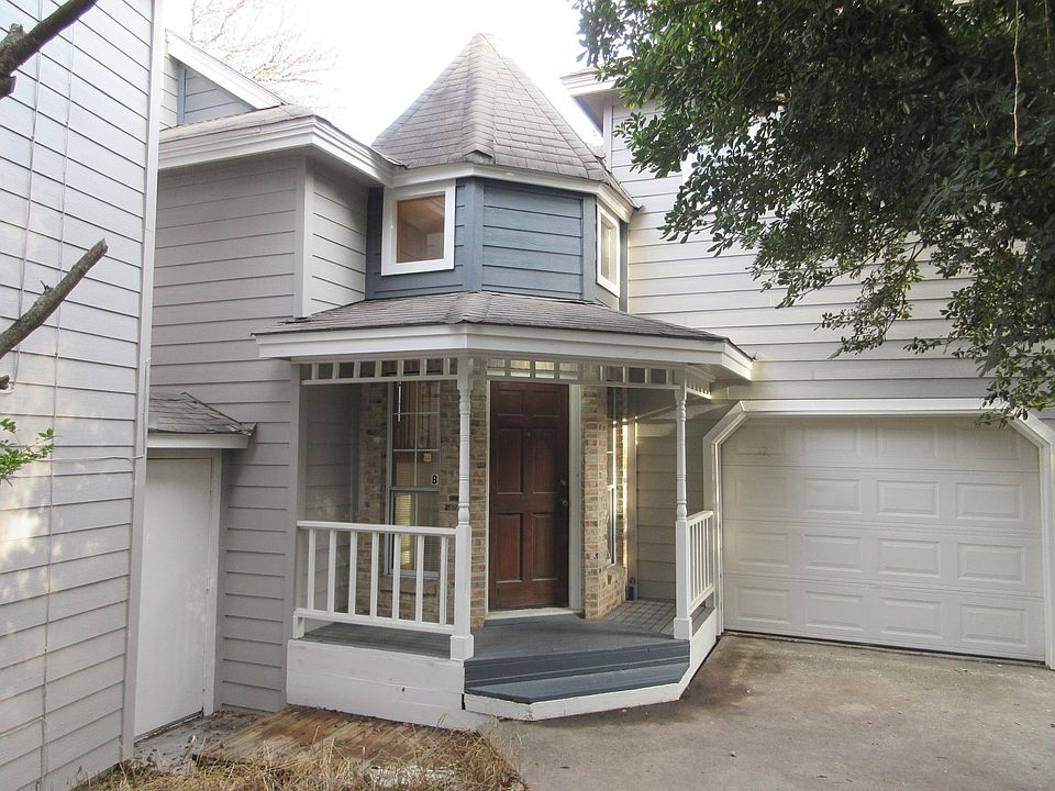 This unit is set in back of the lot for extra privacy and se