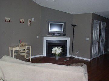 http://www.propertyboss.net/CustomerImages/SWEYER_71385/media/Properties/1414%20Willoughby%20Park%206/zsmall_View%20of%20living%20room%20from%20dining%20room.JPG