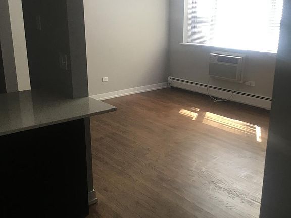 5th image of 526 1/2 W Oakdale Ave