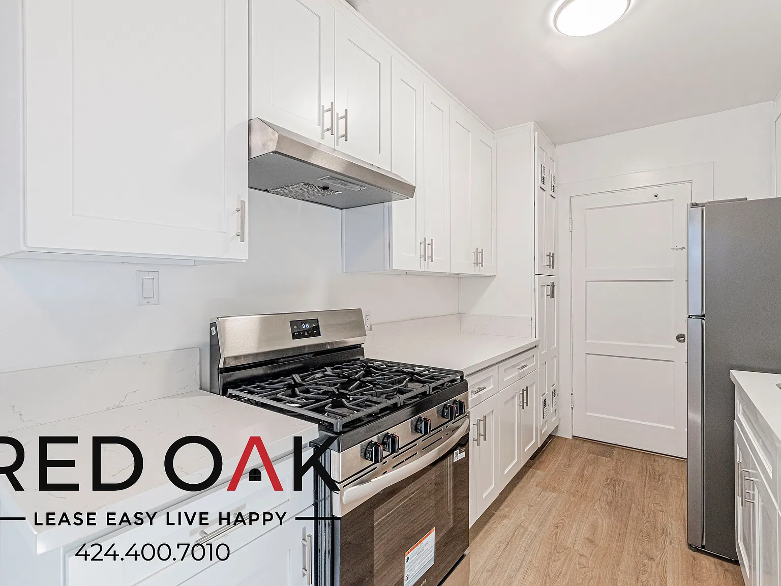 Light-filled Studio with Stainless Steel Appliances, Air Conditioning, On-Site Laundry and Parkin... — Photo 4