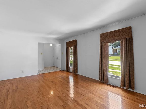 5th image of 23 Quail Woods Dr