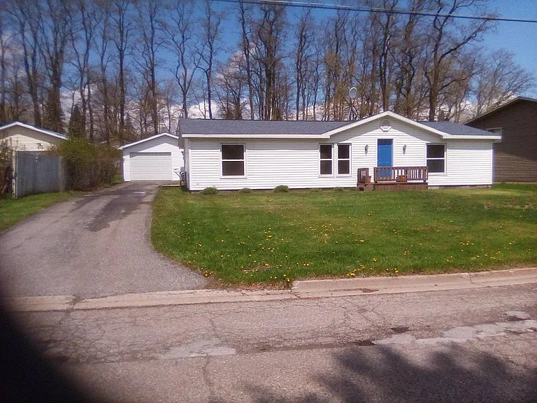 615 Lindsay St — Photo 1