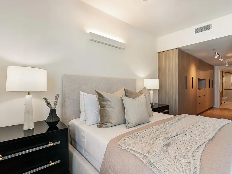 Venue Residences — Photo 7
