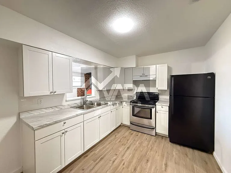 943 Weizmann St — Photo 3