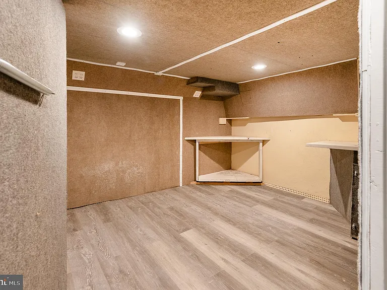 1123 W Lombard St — Photo 41