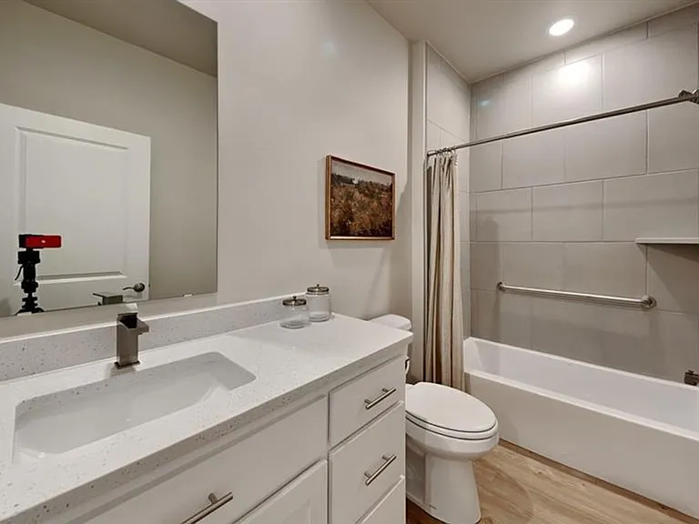 7020 Labelle Dr — Photo 18