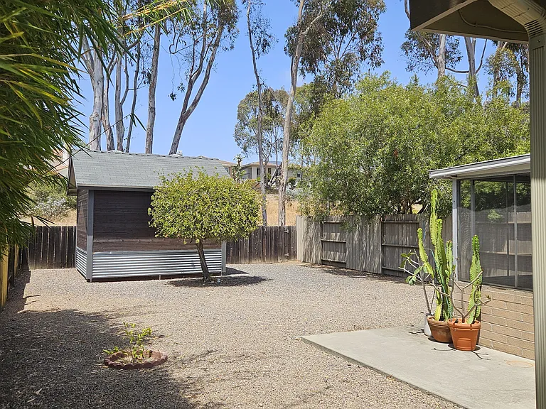 744 Foxglove St — Photo 2