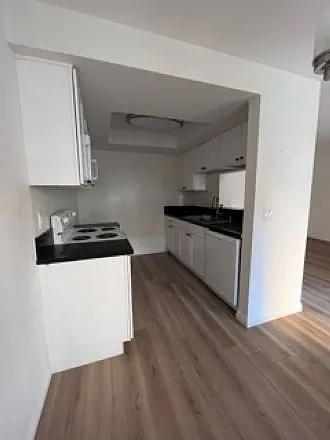 555 E Olive Ave — Photo 16
