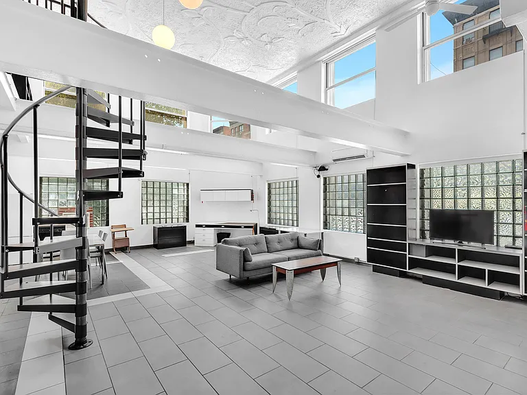 231 E 7th St #2 — Photo 4