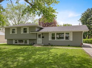 340 Hazelwood Dr, Naperville, IL