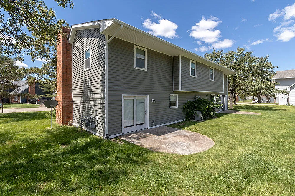 3 bed, 2.5 bath, 1446 sqft, $1,625 — Photo 3