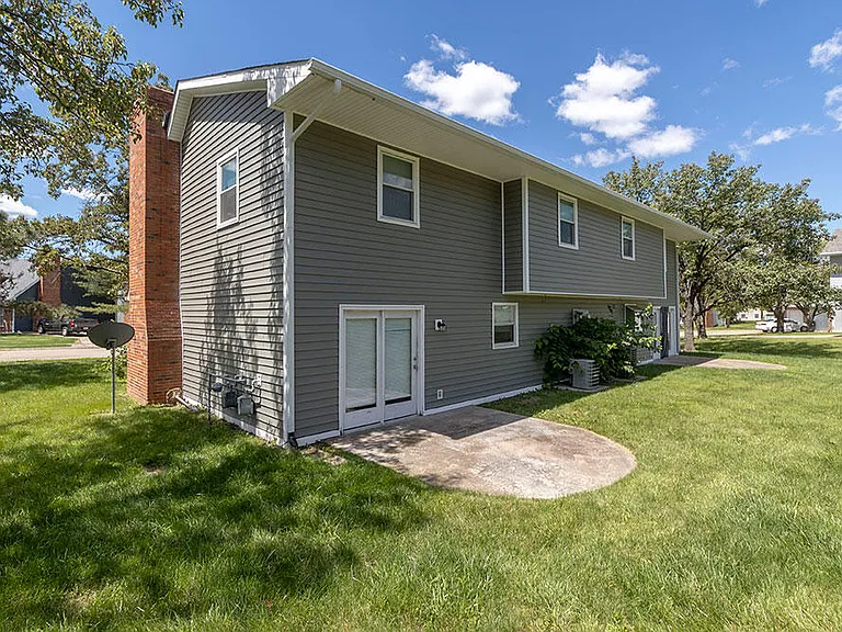 1913 Greenleaves Ct — Photo 3