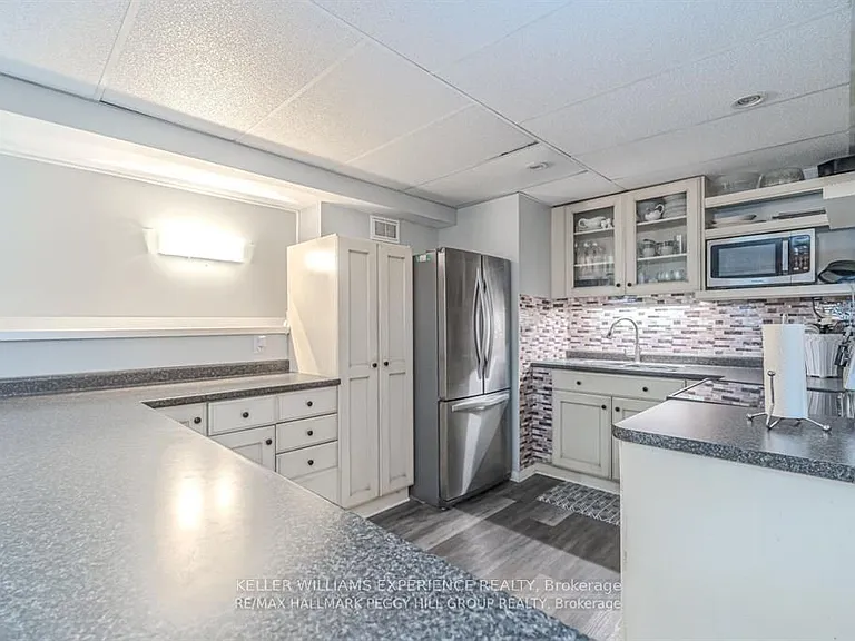 283 James St E — Photo 4
