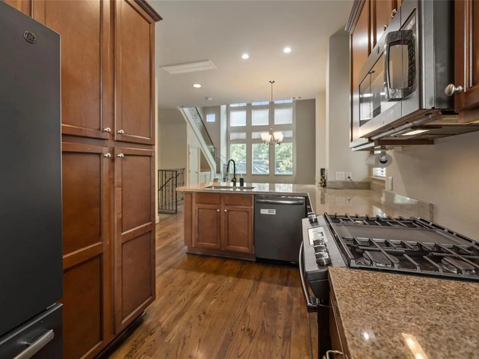 3 bed, 3.0 bath, $2,700 — Photo 3
