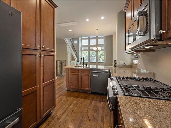 3rd image of 2816 Leeland St