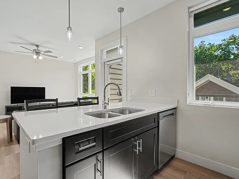 512 W Clark St — Photo 18