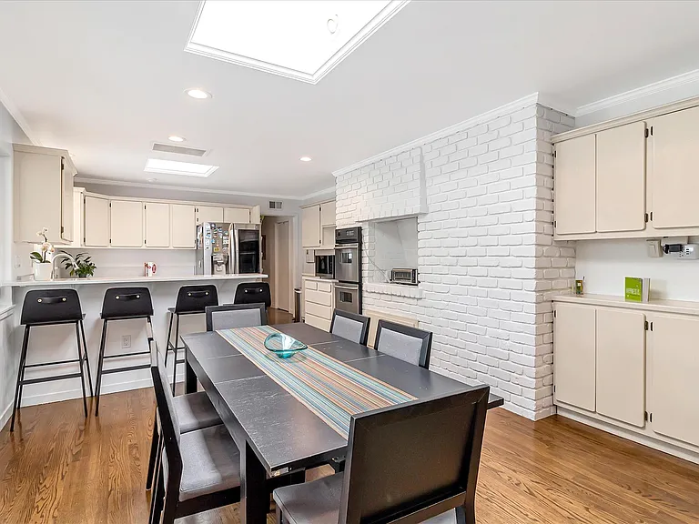 240 Oak Grove Ave — Photo 11