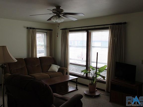 5th image of 605 W Lawn Park Ave