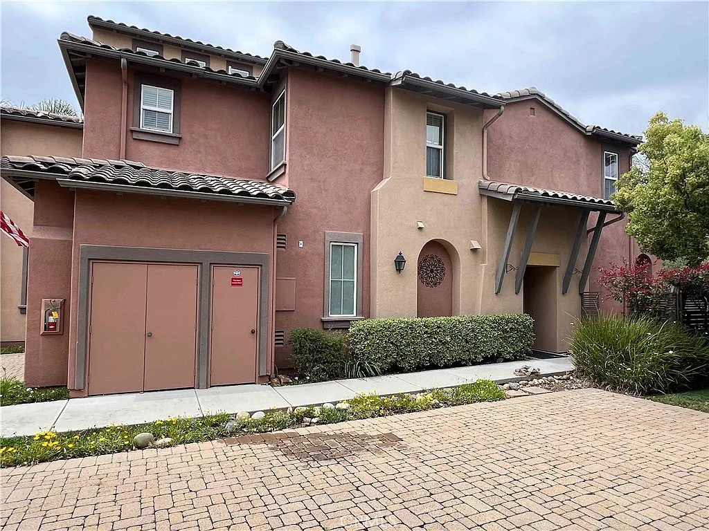 3 bed, 2.5 bath, 1597 sqft, $4,500 — Photo 2