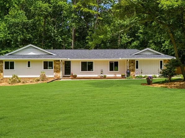 1035 Hunterhill Dr, Roswell, GA 30075