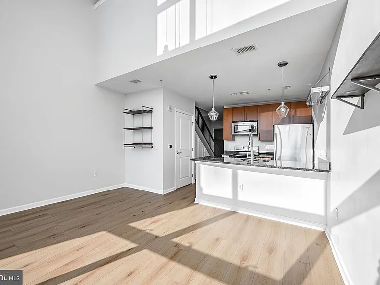 444 W Broad St #619 — Photo 7