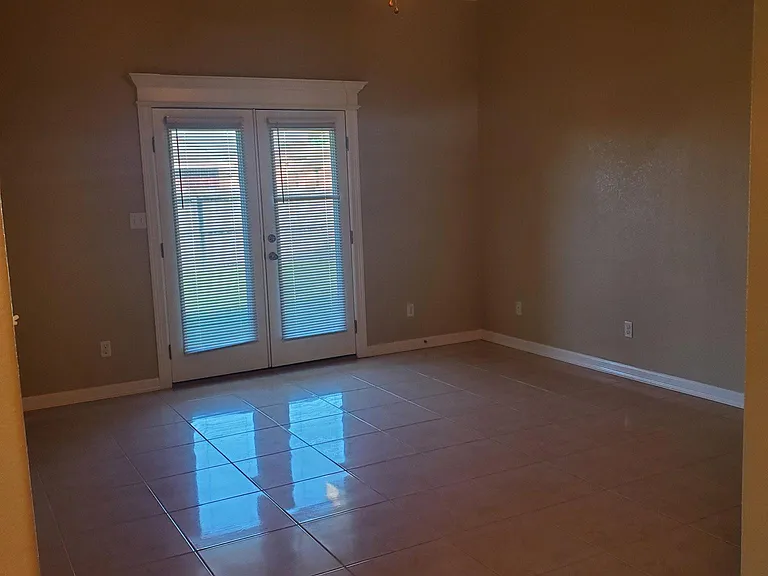 1924 Treasure Oaks Dr — Photo 13