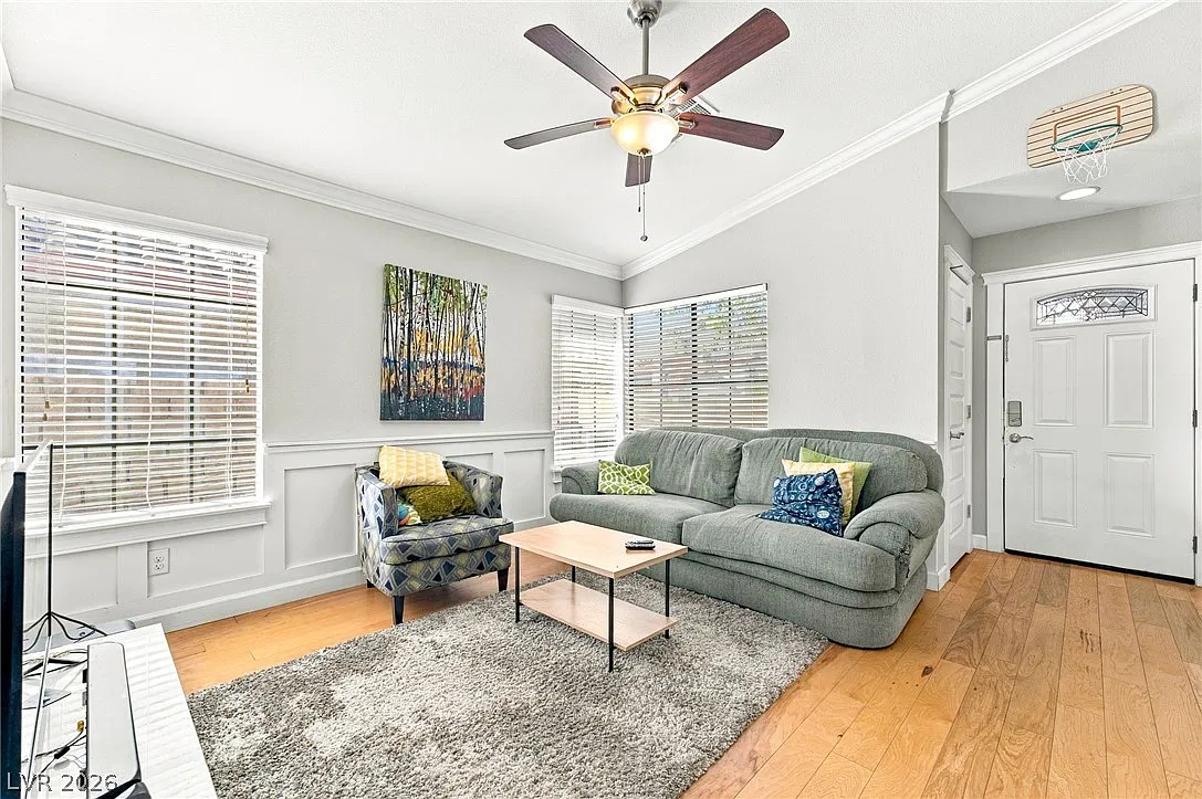 3 bed, 2.0 bath, 1212 sqft, $2,145 — Photo 3