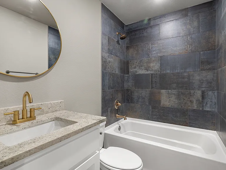 126 E Pine St — Photo 3