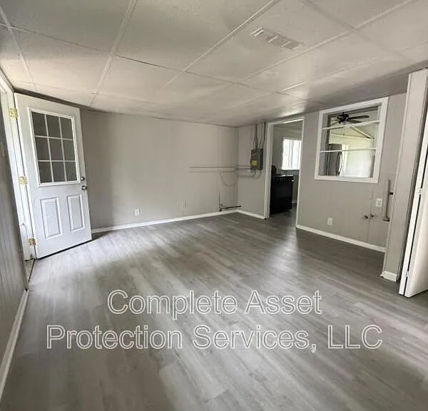 430 Woodlawn Ave — Photo 2