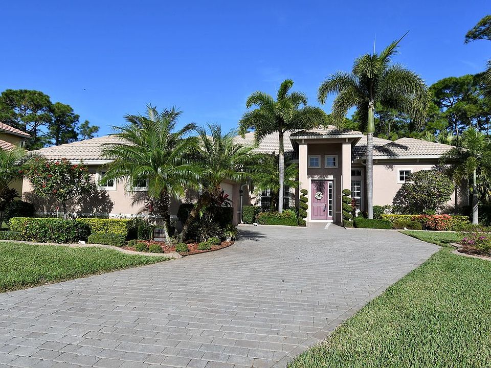1st image of 404 NW Lyndhurst Ct