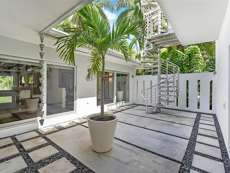 5910 N Bayshore Dr — Photo 4