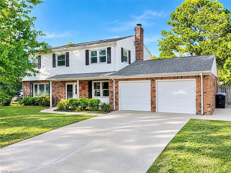 1st image of 700 Hemlock Cres