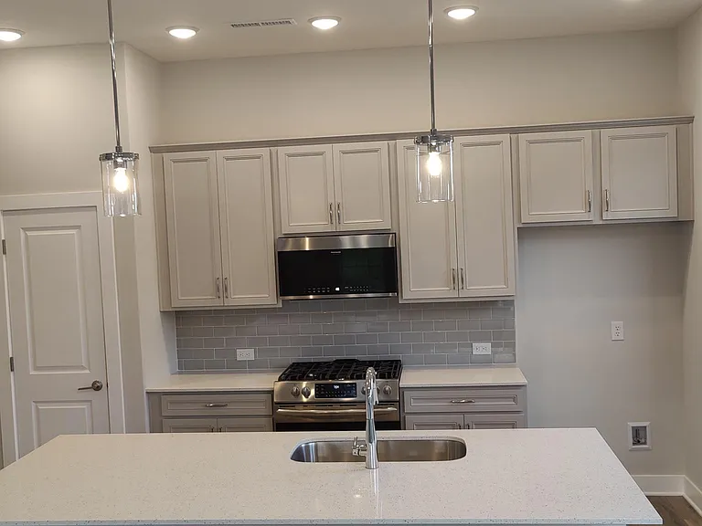 1082 Valentine Ln — Photo 5