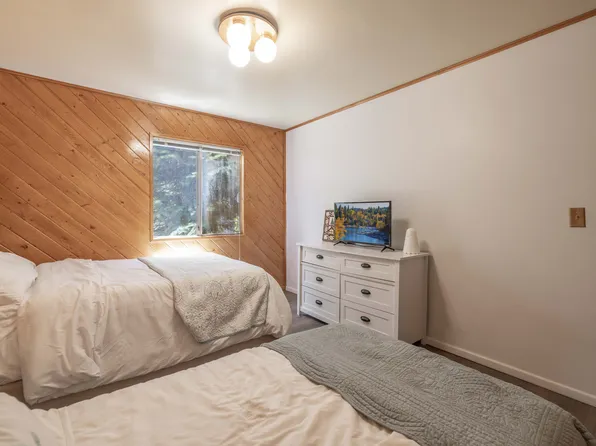 1004 Sugarloaf Blvd, Big Bear City, CA 92314