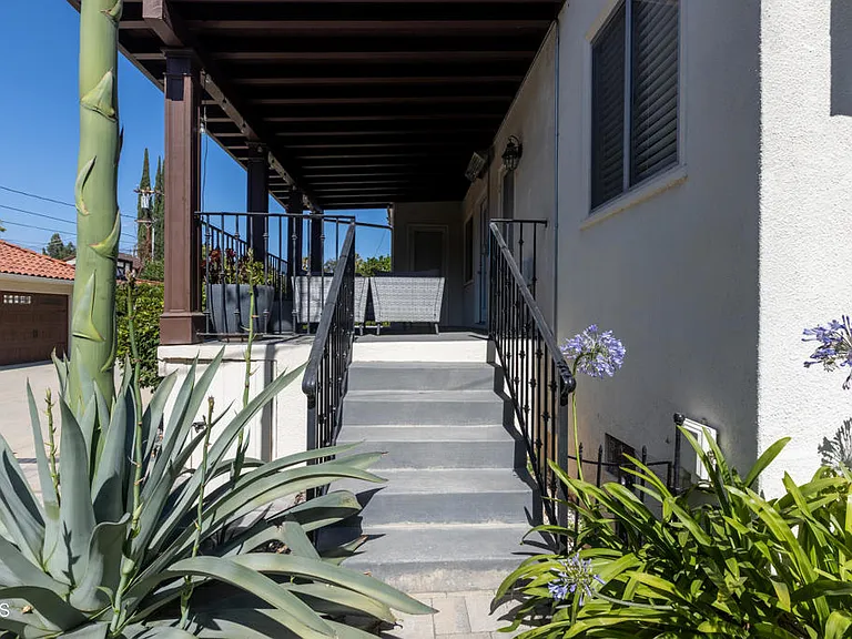 1541 Rose Villa St — Photo 34