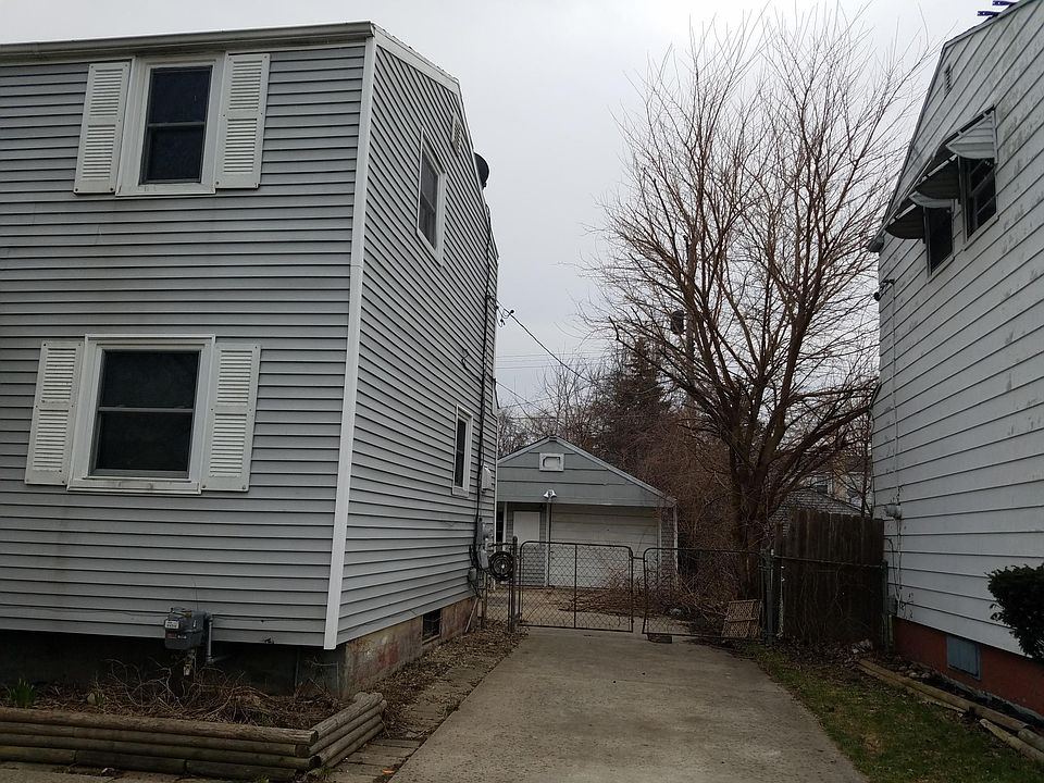 Gated backyard , dettached garage with covered side area.