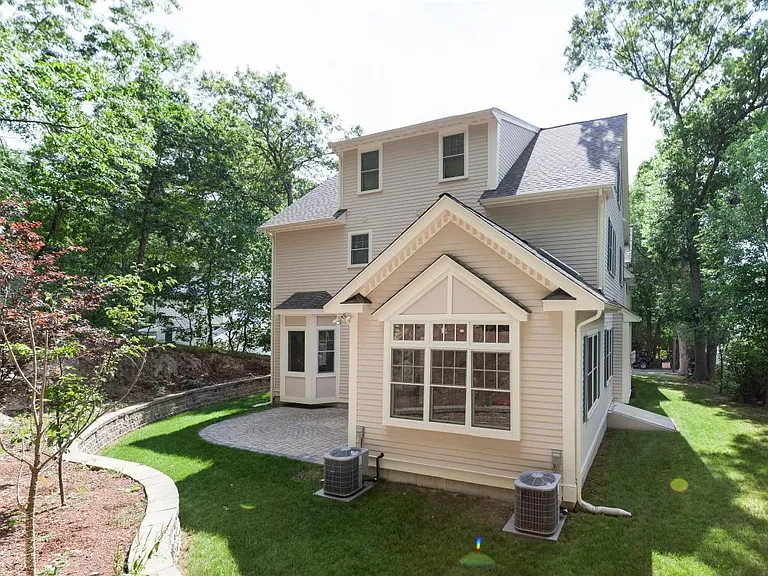 10 Larch Rd — Photo 2