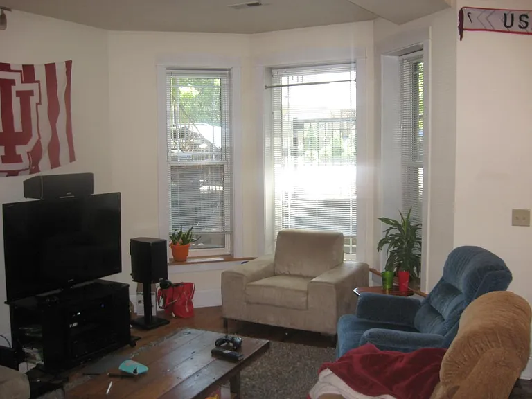 1935 N Wood St — Photo 2