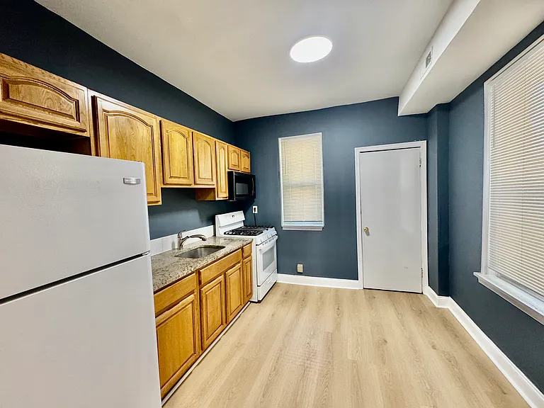 2528 S American St — Photo 6