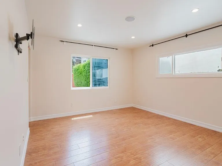 336 W Lexington Dr — Photo 19
