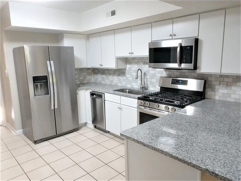 604 E Iredell Ave — Photo 6