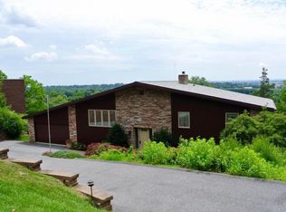 370 Blossom Hill Dr, Lancaster, PA 17601