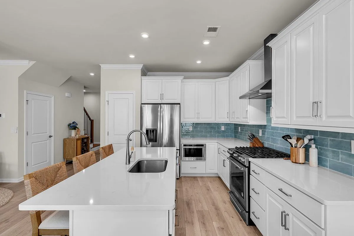 3 bed, 2.5 bath, 1712 sqft, $3,900 — Photo 4