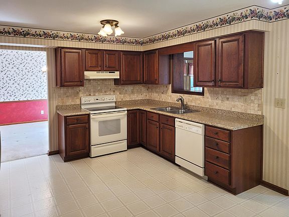 4th image of 583 Watson Rd