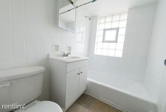 1573 State St Apartments Chicago Bathroom