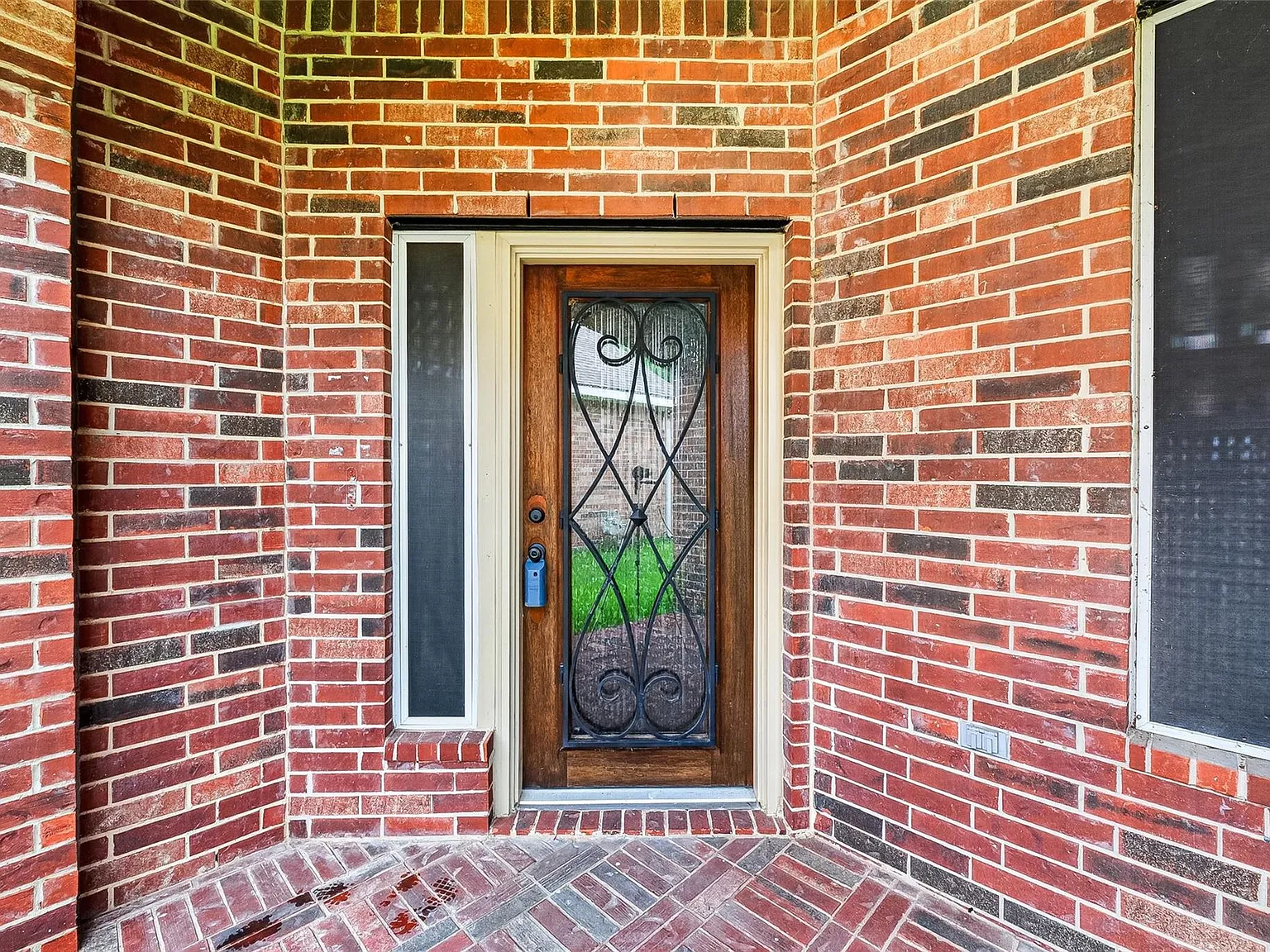 4 bed, 2.0 bath, 2285 sqft, $2,300 — Photo 2