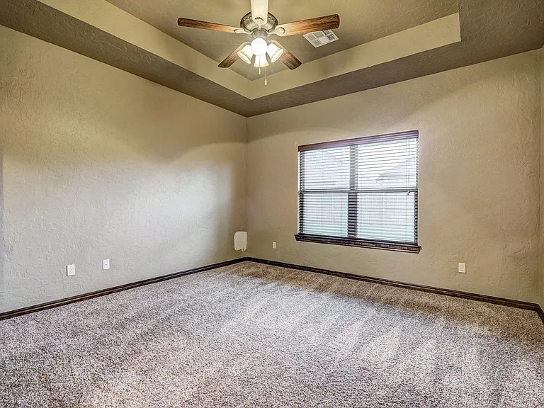 905 Samantha Ln — Photo 29